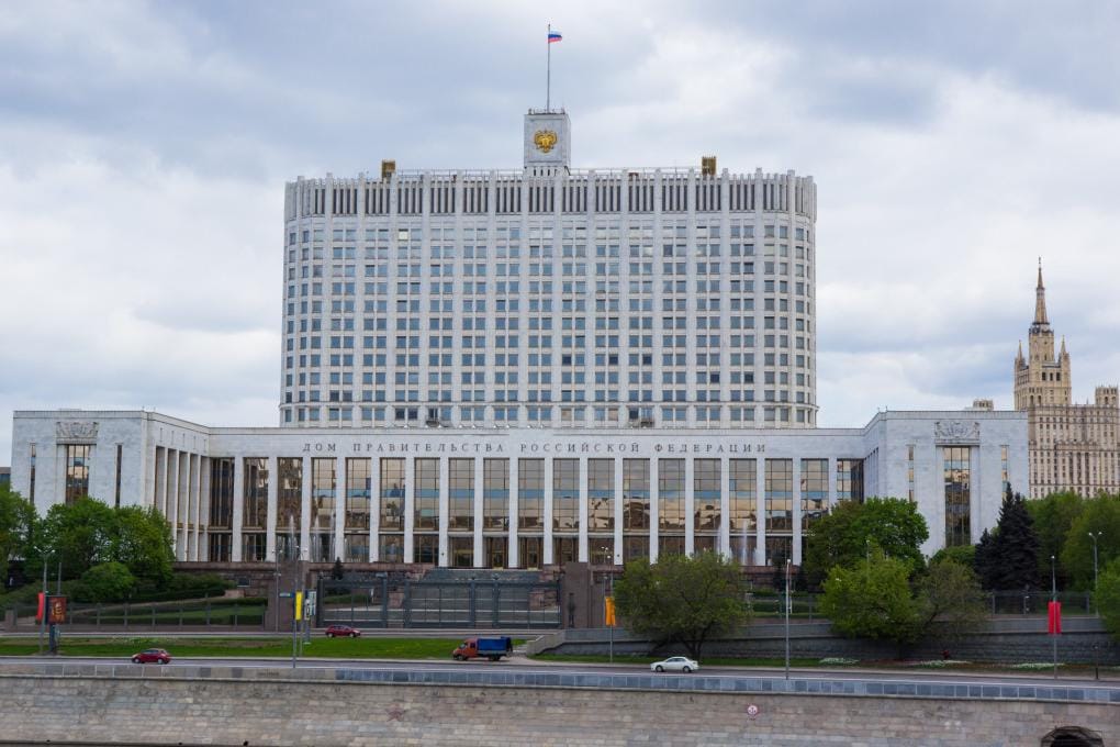 Правительство России предложило разрешить заключать военные контракты участникам банд и ОПС. Соответствующий законопроект внесен в Госдуму