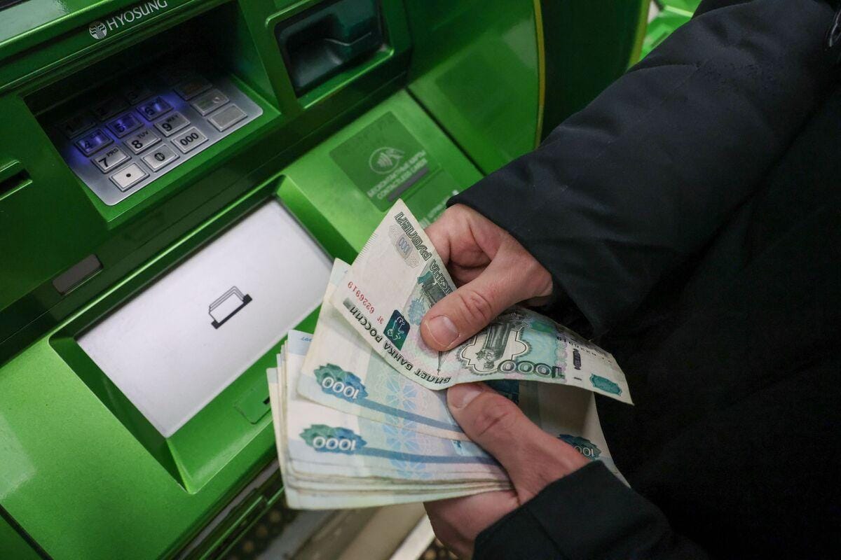 Рост объема наличных в обращении на 2,5 трлн рублей с февраля говорит о кризисе доверия к банкам и государству — экономист