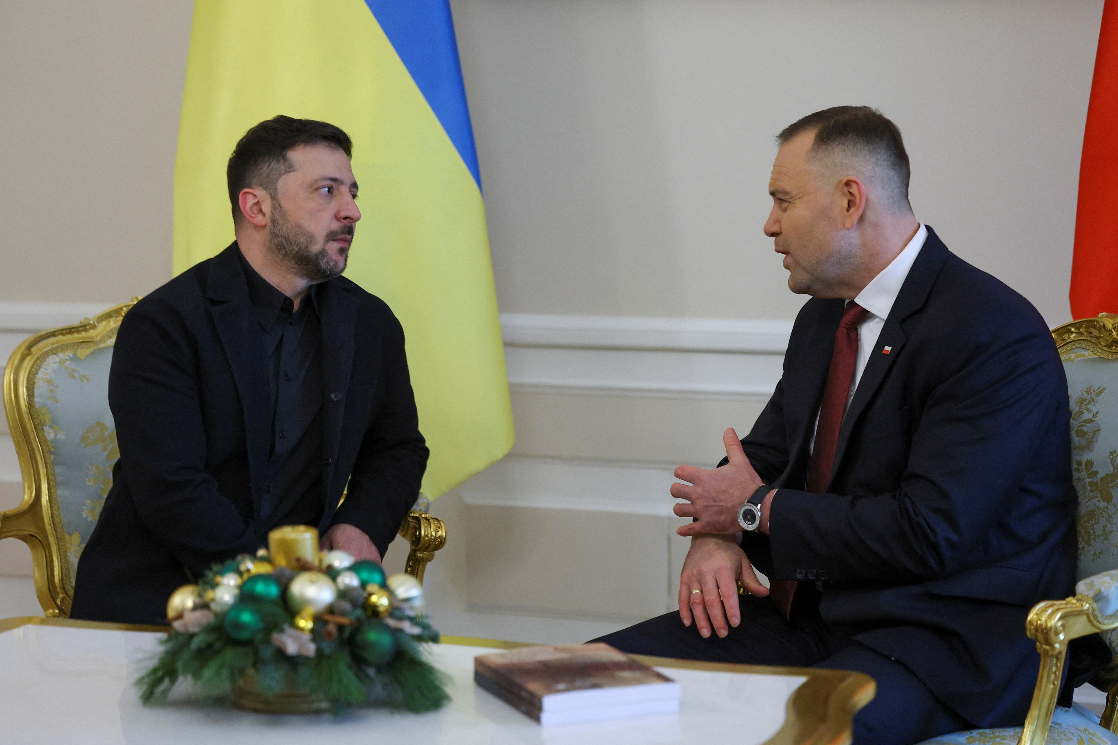 Президент Польши Навроцкий дарит президенту Украины Зеленскому двухтомник «Документы Волынской резни»