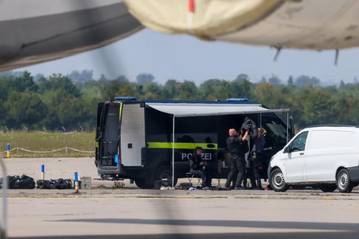 Полицейские у самолета Ан-124 в аэропорту Лейпциг/Галле, рядом с которым обнаружили дрон. Германия, 5 августа 2026 года. Фото: Axel Schmidt / Reuters