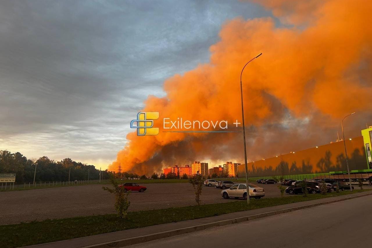 НПЗ горит после ночной атаки в Оренбургской области. В Воронежской под удар попал склад Wildberries