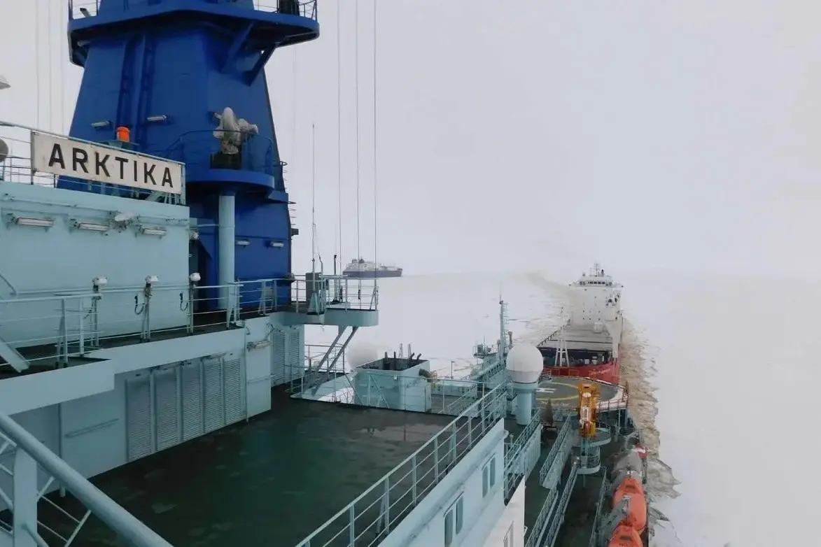 Ледокол Arkitka, проводящий коммерческие суда по Северному морскому пути. Фото: Telegram-канал «Атомфлота»