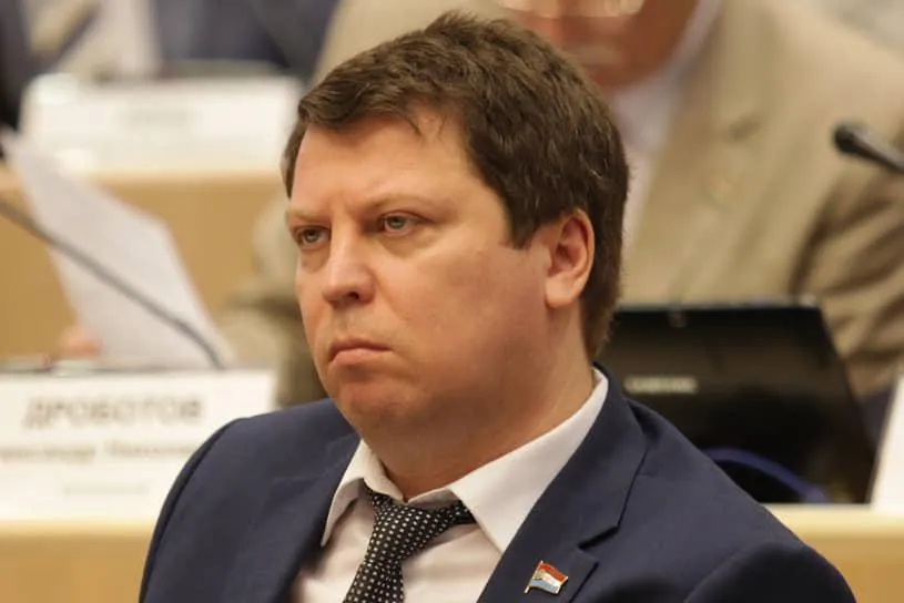 Суд снял депутата Матвеева с выборов по иску кандидата от Партии пенсионеров. Среди претензий — его фото и использование шрифтов Microsoft