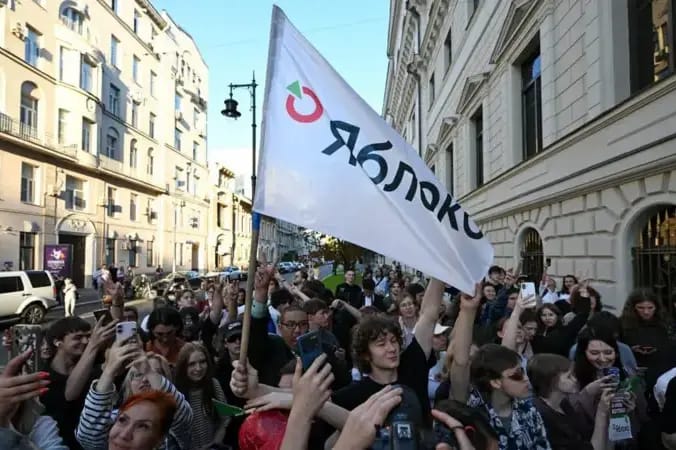 После снятия с выборов «Яблоко» впервые обошло «Единую Россию» по просмотрам и вовлеченности в соцсетях — «Атлас выборов»