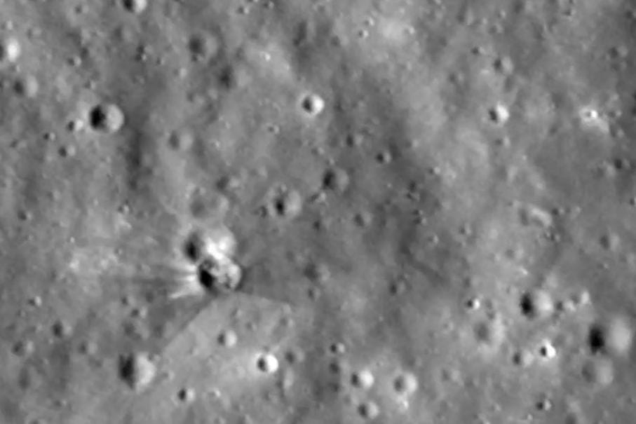 NASA показало новый кратер на Луне, который появился после крушения ракеты SpaceX