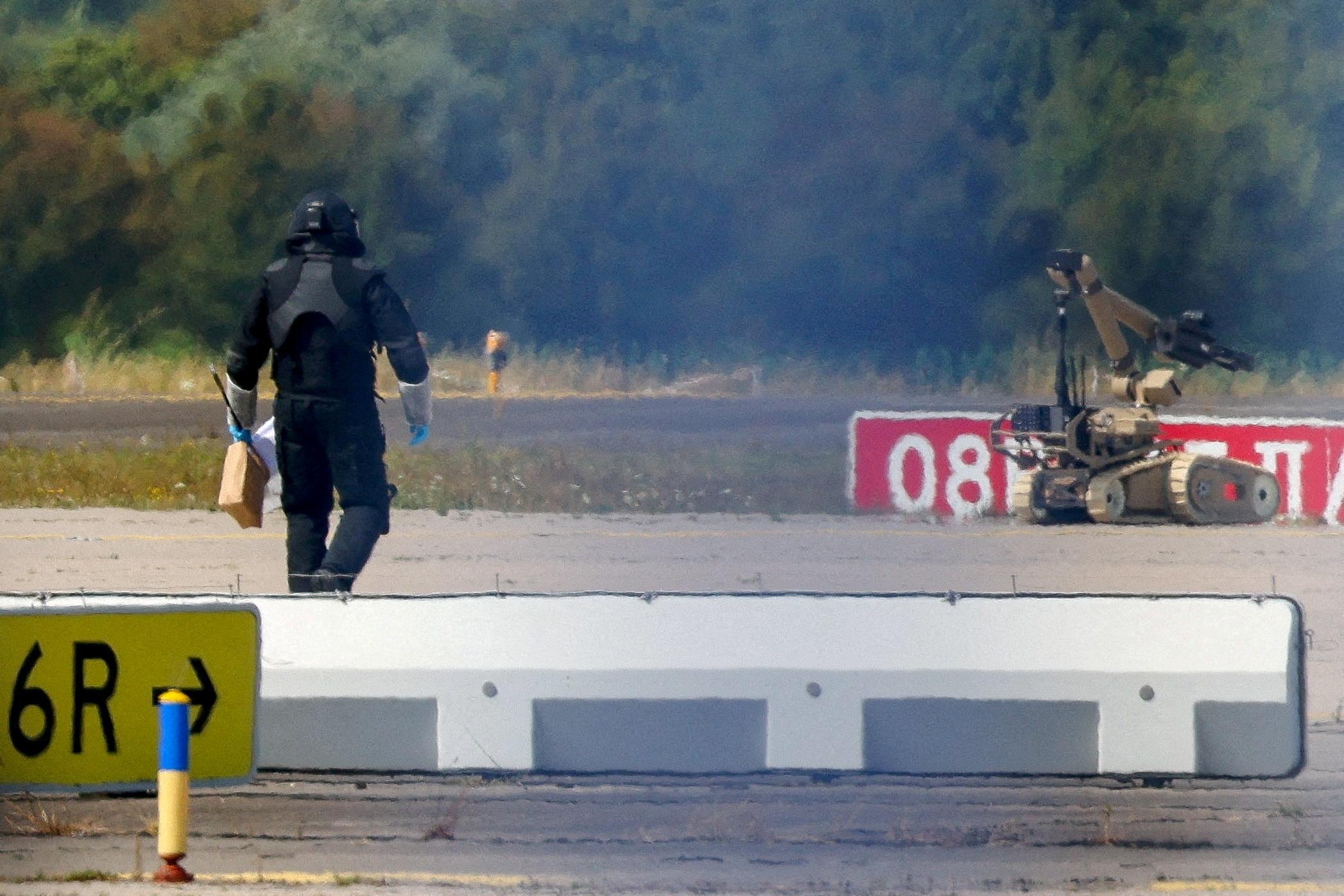 Полицейский в аэропорту Лейпцига после обнаружения дрона. Источник: REUTERS / Axel Schmidt