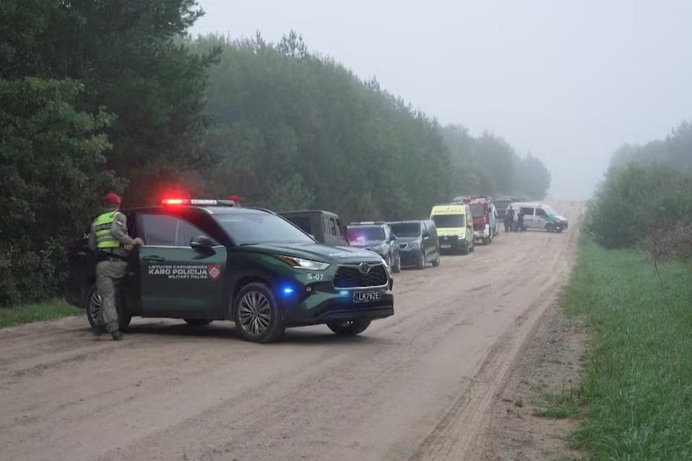 Военная полиция у места падения сбитого дрона возле деревни Праткунай, Литва, 15 сентября 2026 года. Фото: армия Литва