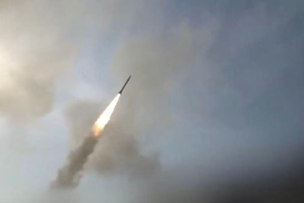 Скриншот видео иранского государственного телевидения, на котором, как утверждается, запечатлена иранская ракета в полете в неизвестном месте. Кадры получены Reuters 8 июля. Иранское государственное телевидение / Reuters