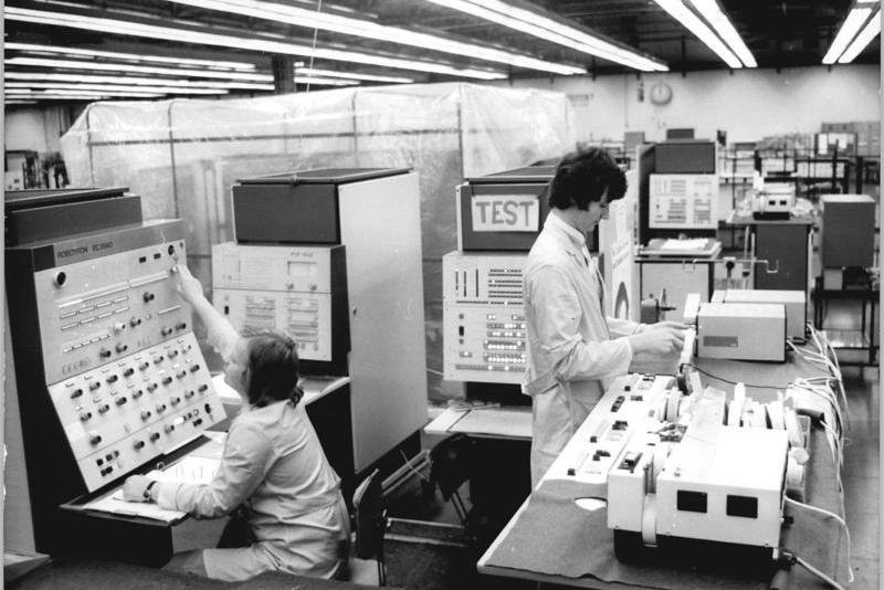 Инженеры тестируют ЭВМ EC 1040 на предприятии VEB Robotron Elektronik в Дрездене, 1977 год. Фото: Bundesarchiv