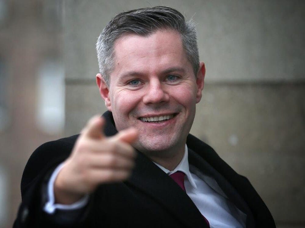 Министр финансов Шотландии покинул пост из-за откровенной переписки с несовершеннолетним подростком