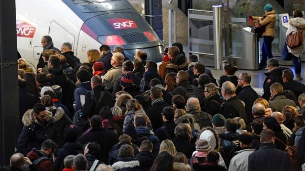 Во Франции проходит общенациональная забастовка против пенсионной реформы, не работает транспорт