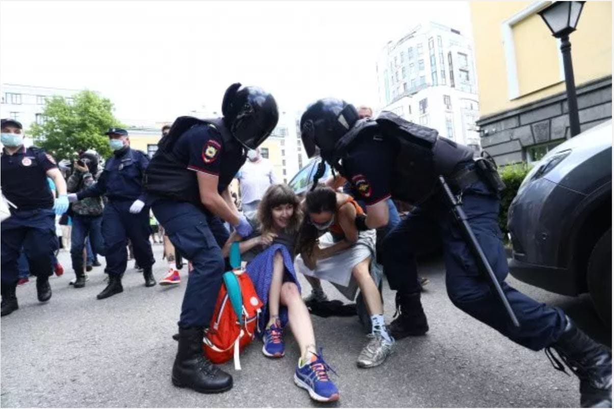 Полиция задержала около 30 человек у суда после вынесения приговора по делу "Сети"
