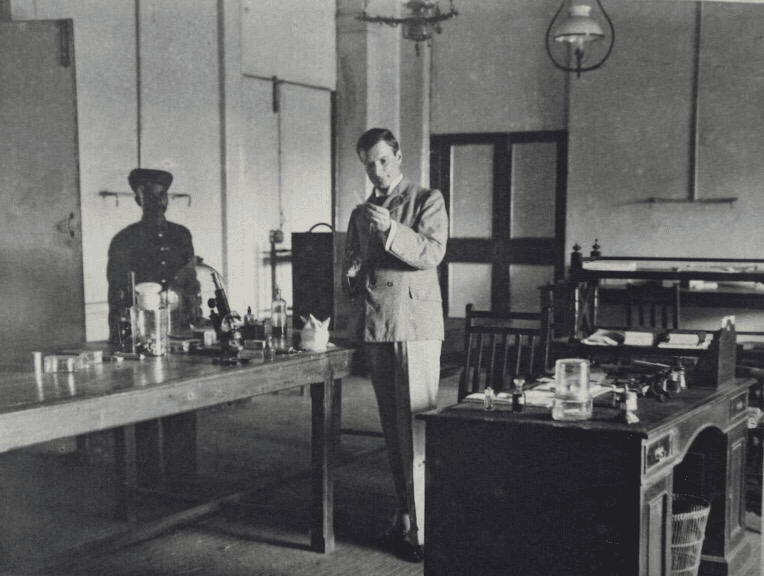 От чумных докторов до ковидоотрицателей: краткая история вакцинации от Средних веков до наших дней