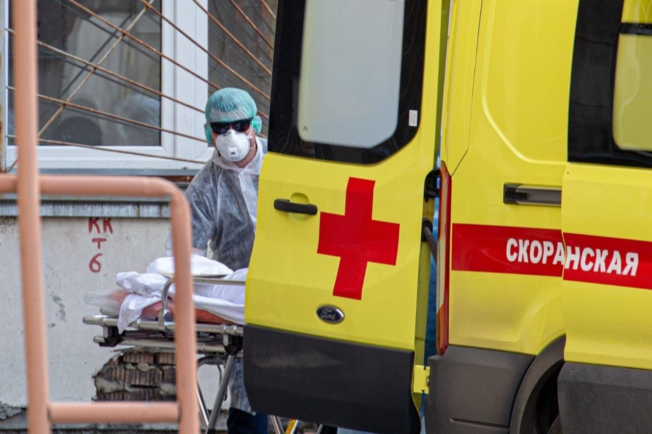 «Мы рискуем жизнью, а руководство считает минуты». Как медиков обманули с выплатами за больных COVID-19