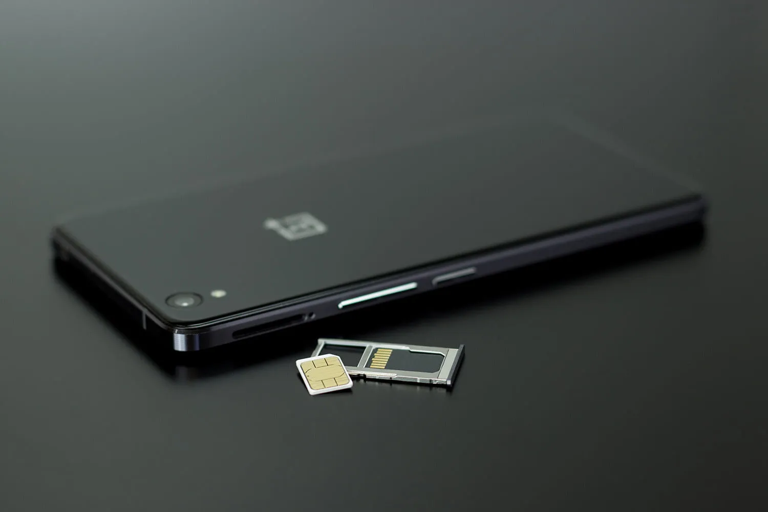 ФСБ разрешила виртуальному оператору продажу eSIM в России