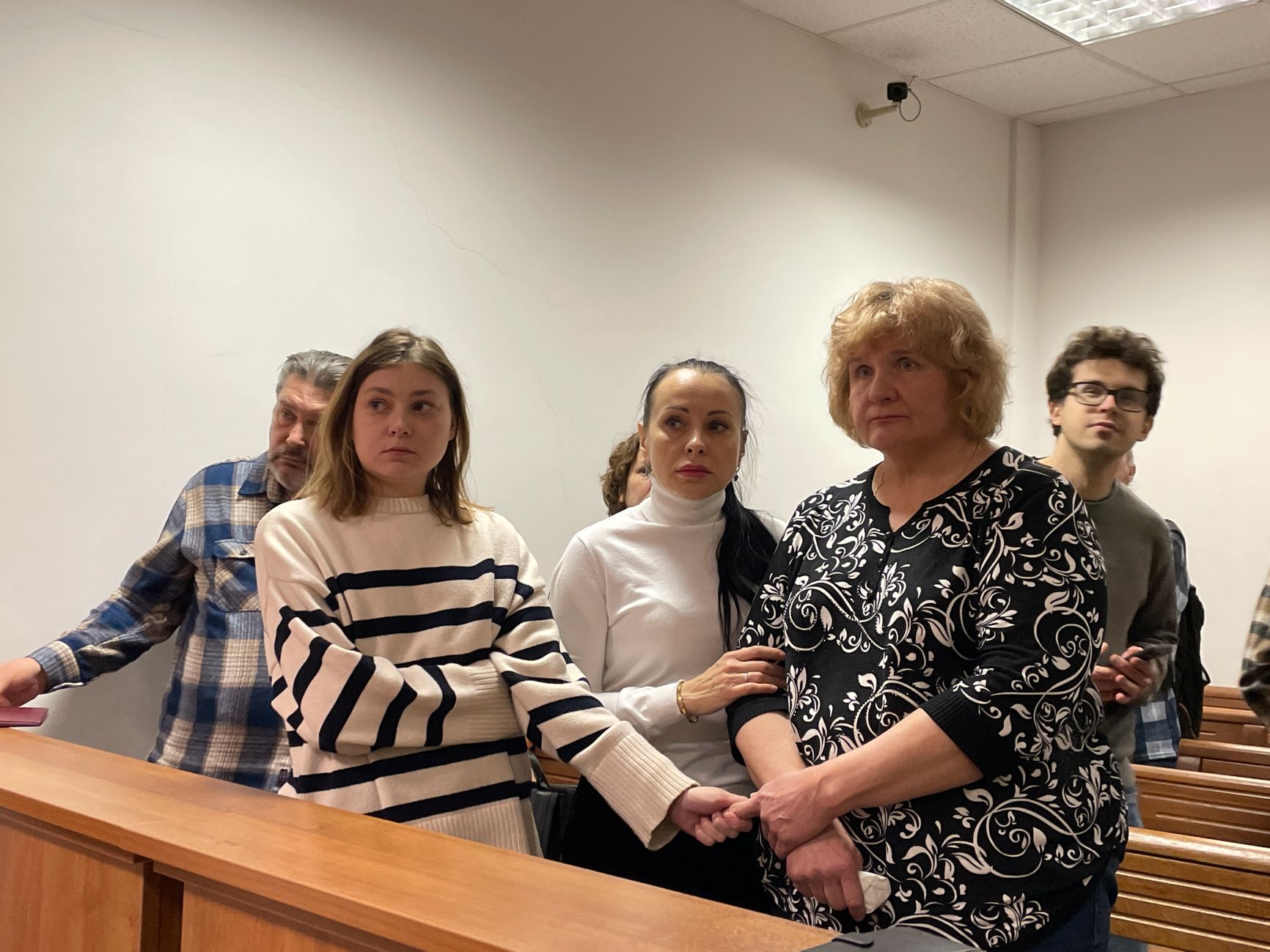 Artem Khoroshilov’s mother, Tamara (right); the wife of political prisoner Artem Kamardin, Alexandra Popova (left); and attorney Yulia Kuznetsova