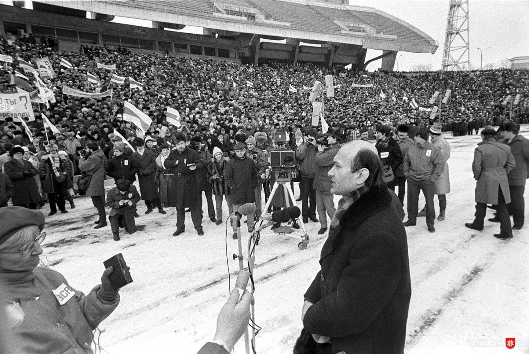 В 1989 году митинг на стадионе "Динамо" стал первой современной массовой демонстрацией белорусской национальной символики – бело-красно-белых флагов и герба «Пагоня».