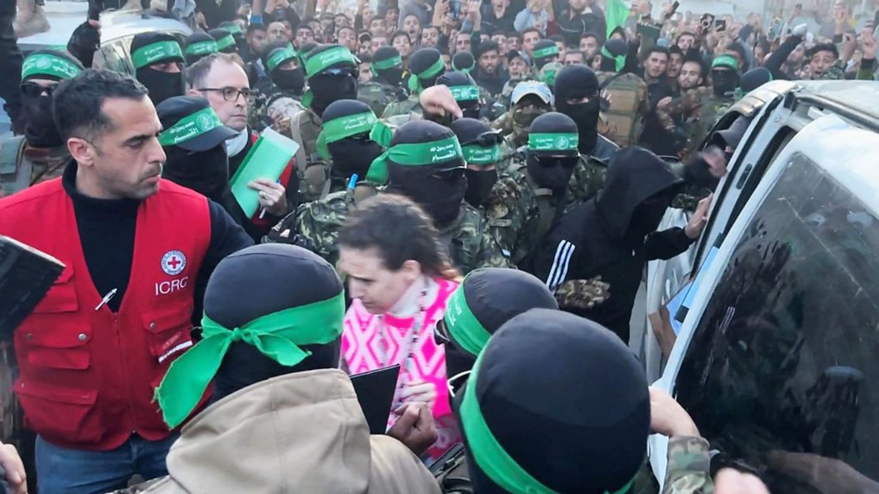 Doron Steinbrecher surrounded by Hamas militants at the moment of her release. She was released along with Romy Gonen and Emily Damari on the first day of the deal's implementation. 