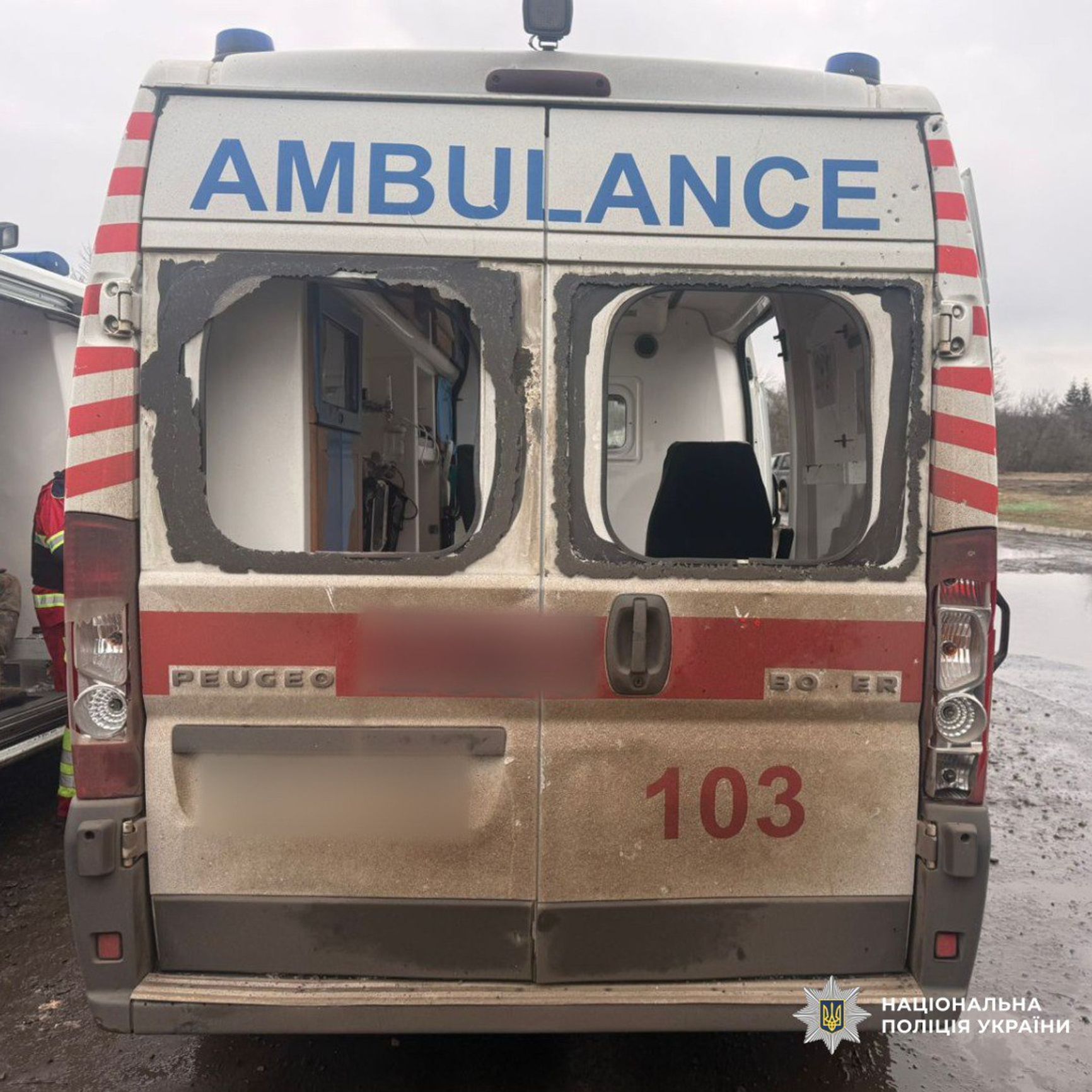 Последствия взрыва беспилотника рядом с автомобилем скорой помощи в селе Грушёвке в Харьковской области