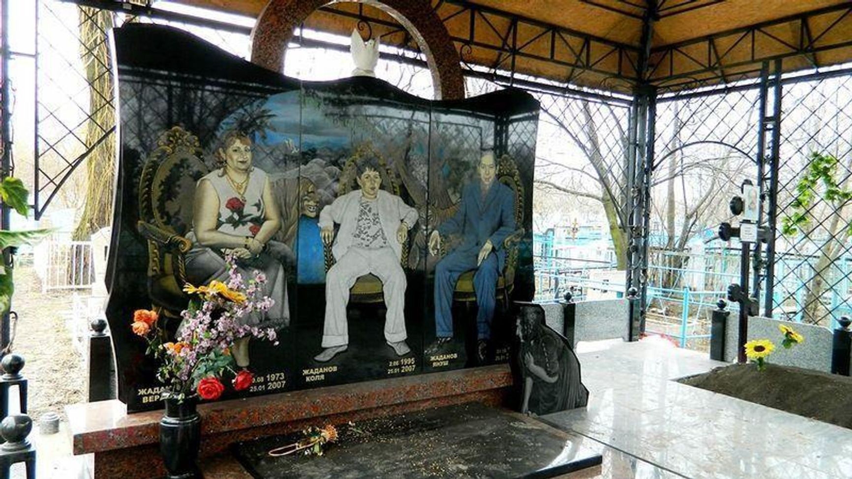 The tombstones of affluent Roma people often resemble genuine works of art. This cemetery is situated near the Stroydetal settlement