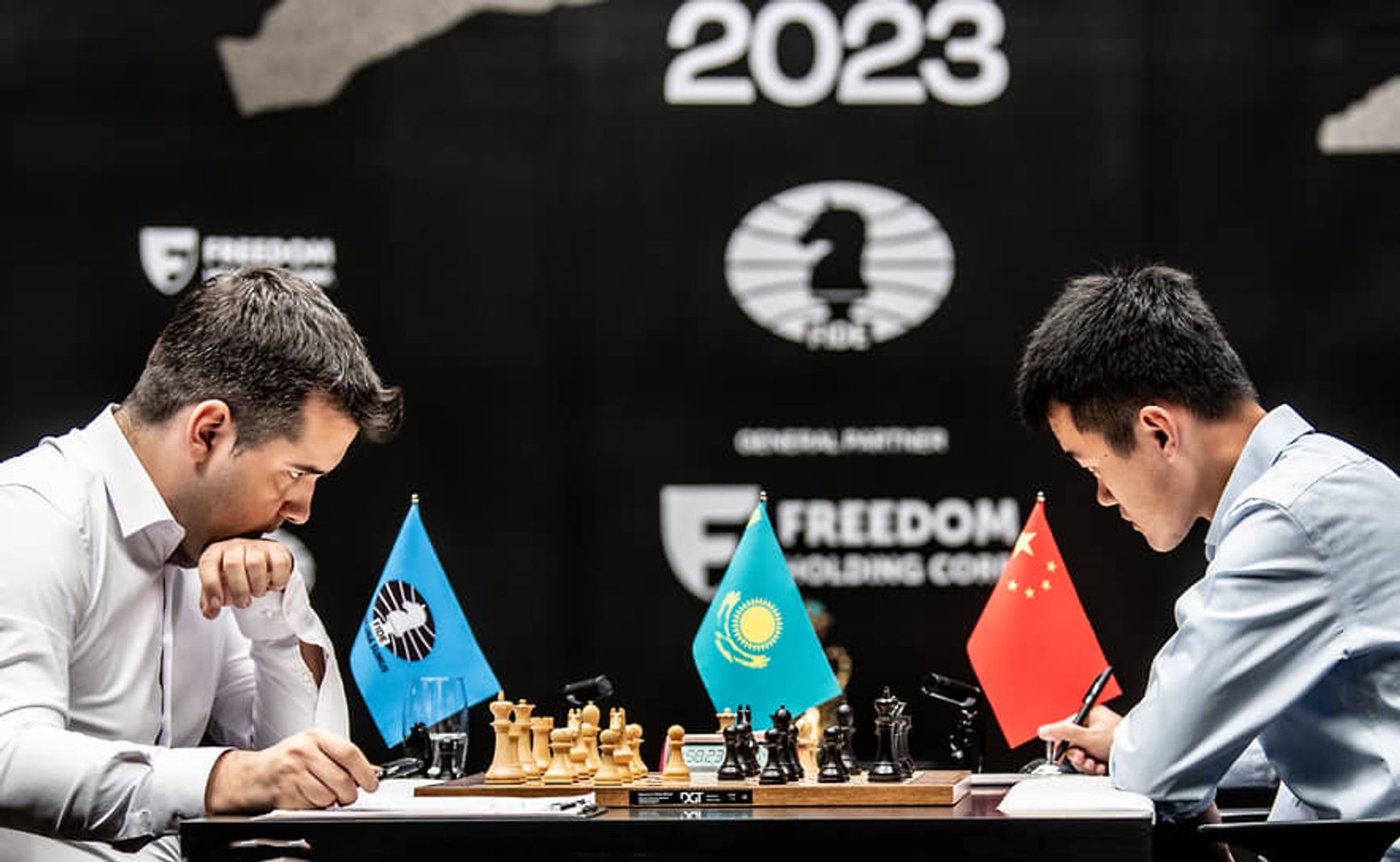 Ян Непомнящий играет под флагом FIDE против китайского шахматиста Дина Лижэня на Чемпионате мира в Казахстане