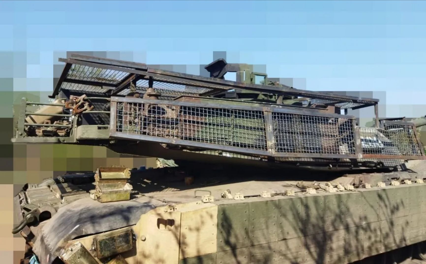 Abrams M1A1 с динамической защитой «Контакт-1» и противодроновыми сетками