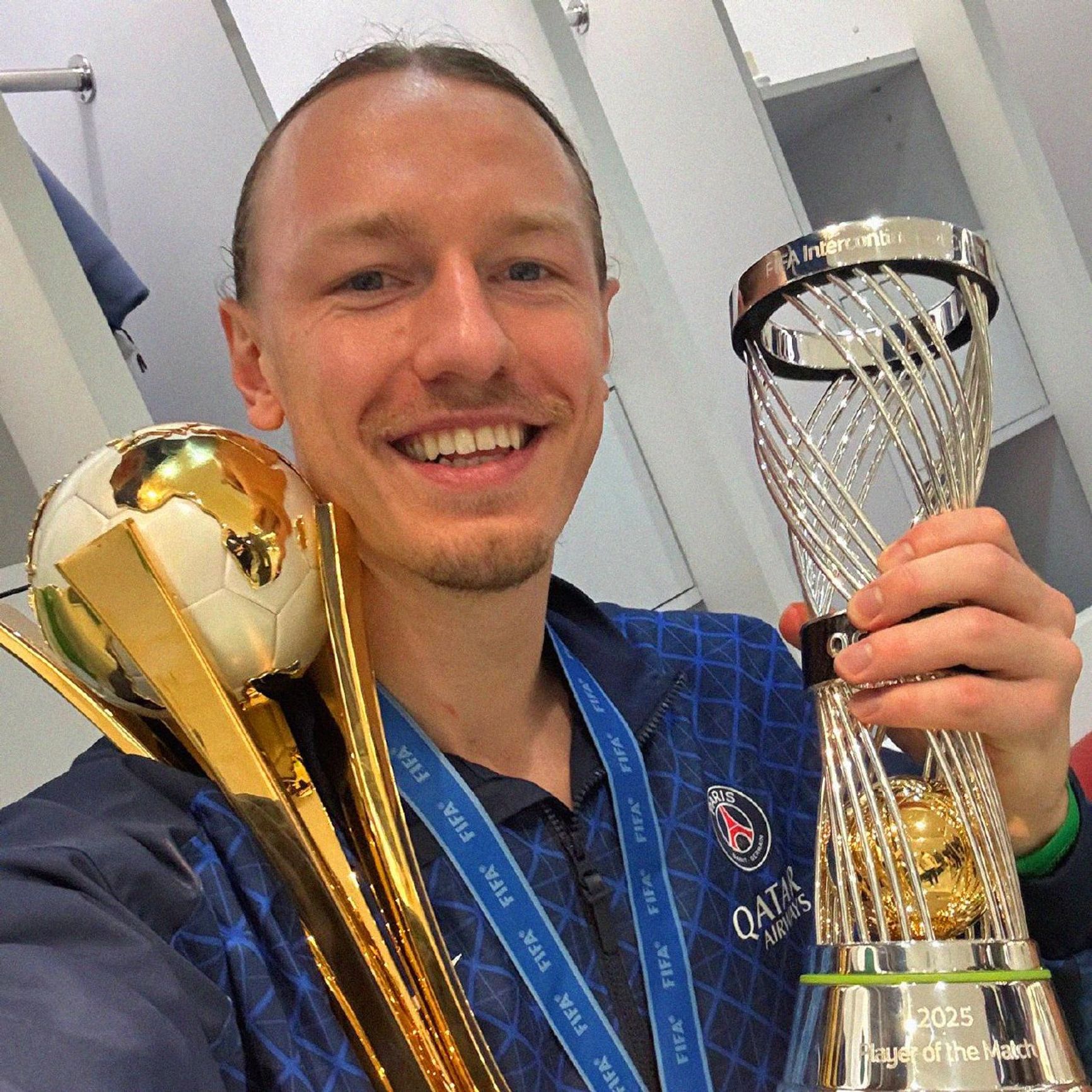 Матвей Сафонов с Межконтинентальным кубком и наградой лучшему игроку матча