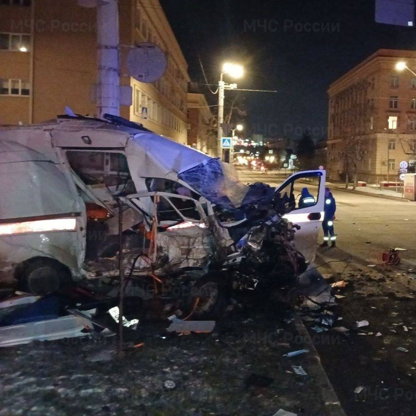 Машина скорой помощи после смертельного ДТП с военными