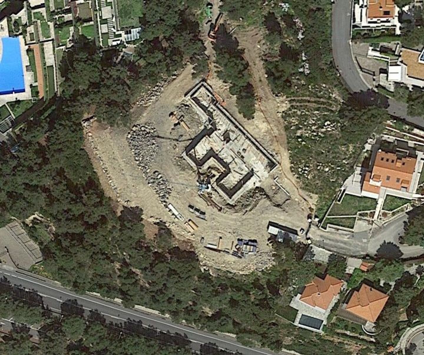 Satellite view of the building (April 7, 2020).