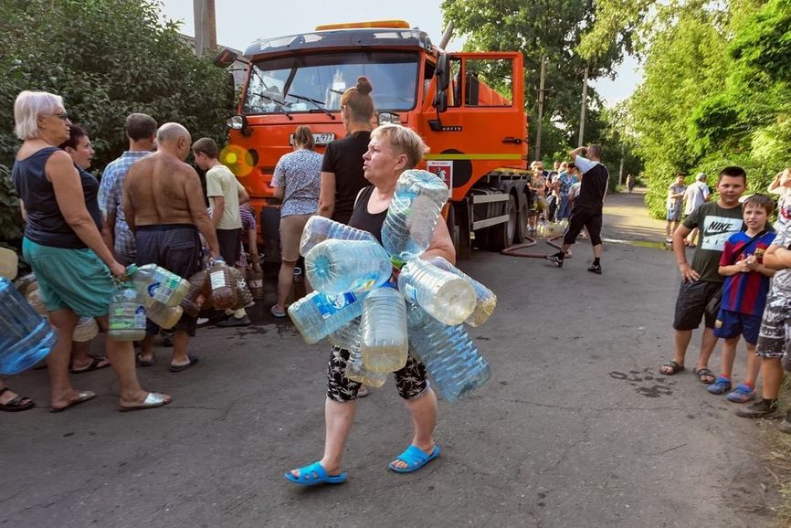 Folk i kø for vann i Donetsk i 2025