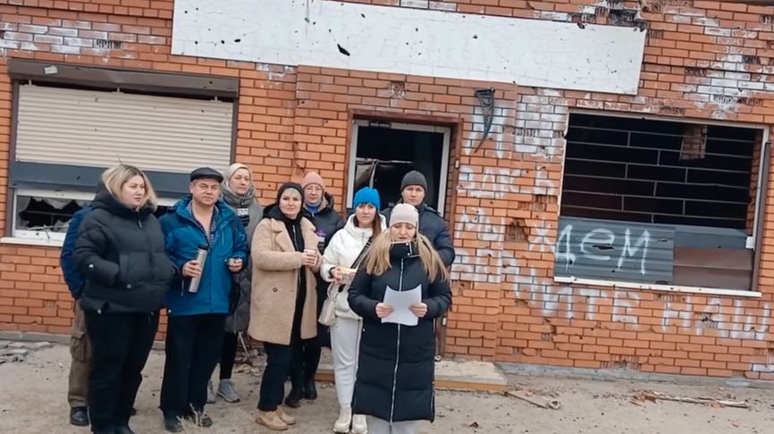 Et stillbilde fra en samlet tale av innbyggerne i Mariupol til Putin