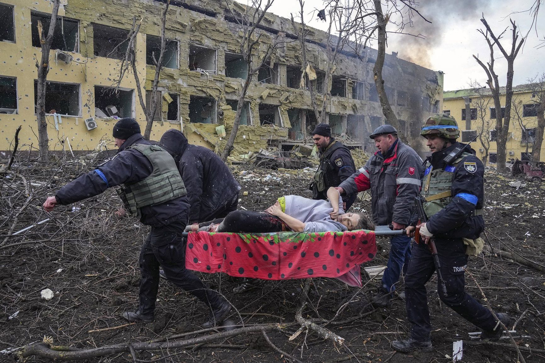 Iryna Kalinina (32), an injured pregnant woman, is carried from a maternity hospital that was damaged during a Russian airstrike in Mariupol, Ukraine. Her baby, named Miron (after the word for ‘peace’) was stillborn, and half an hour later Iryna died as well. An OSCE report concluded the hospital was deliberately targeted by Russia, resulting in three deaths and some 17 injuries.