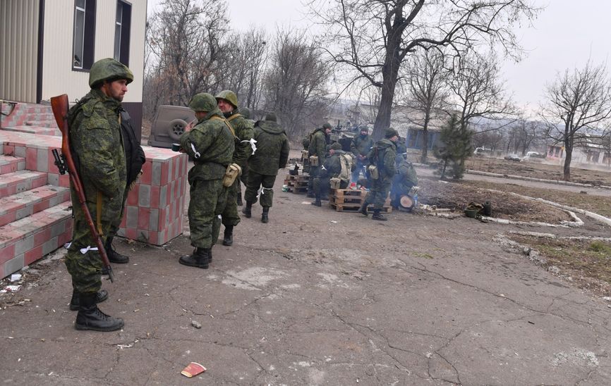 Một người lính được huy động từ đội hình “DNR” và “LNR” với súng trường Mosin-Nagant, mùa xuân năm 2022.  