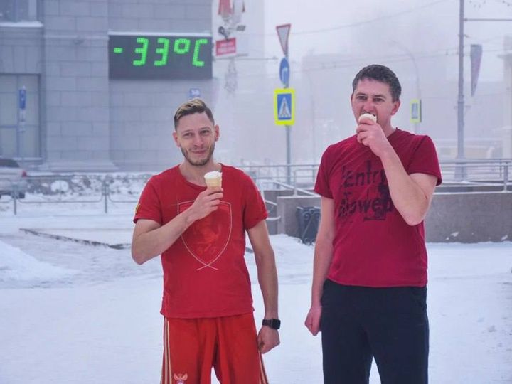 лесбиянки лижут Нежные и снежные». Власти Новосибирска увидели пропаганду ЛГБТ в снимках  мужчин, которые «лижут» мороженое зимой