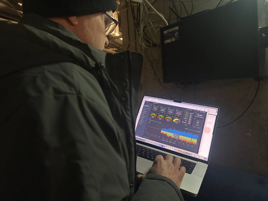 Ingeniør Taras viser hvordan lasten overvåkes