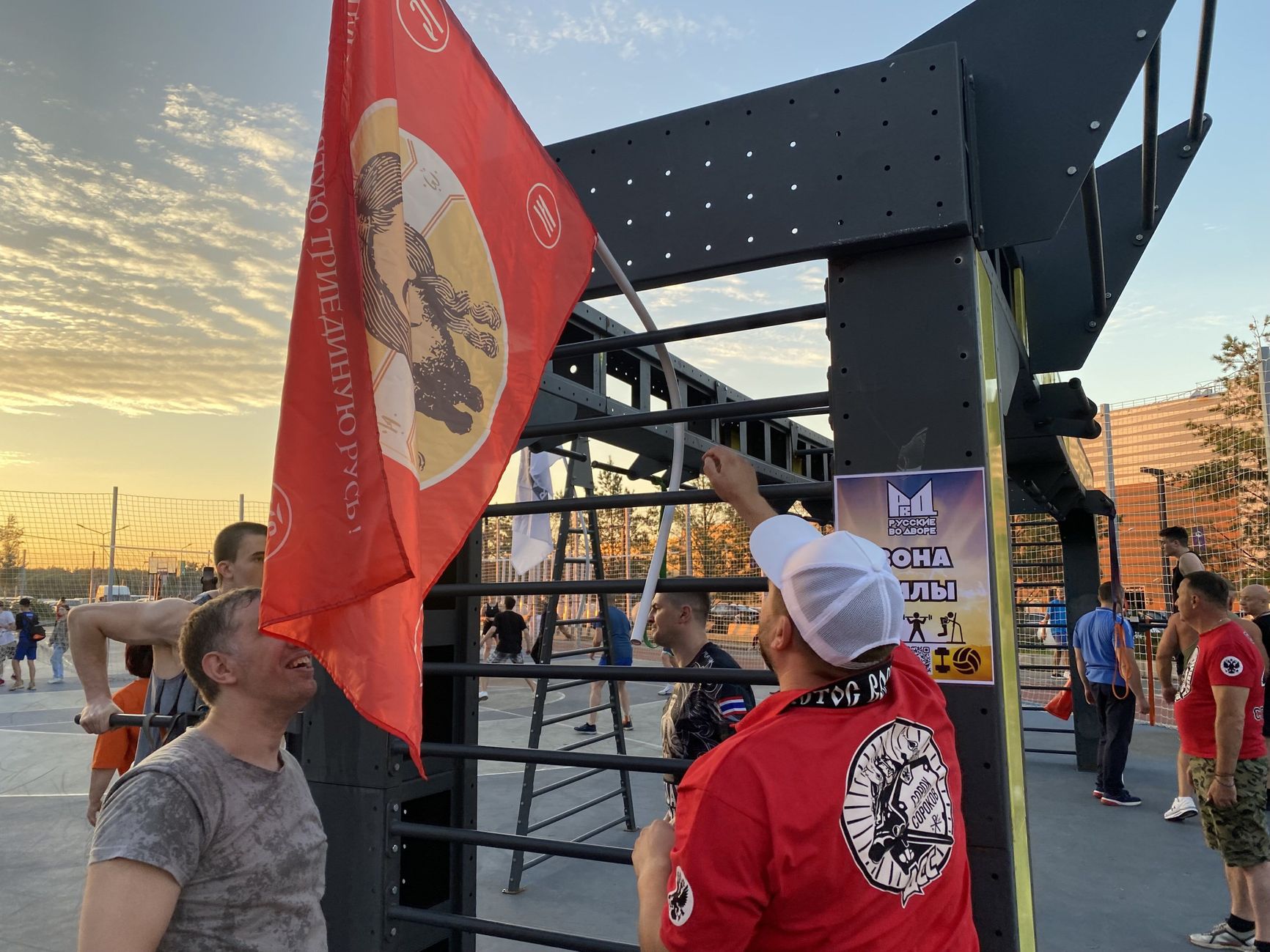 Sorok Sorokov activists hanging banners in Khimki outside Moscow