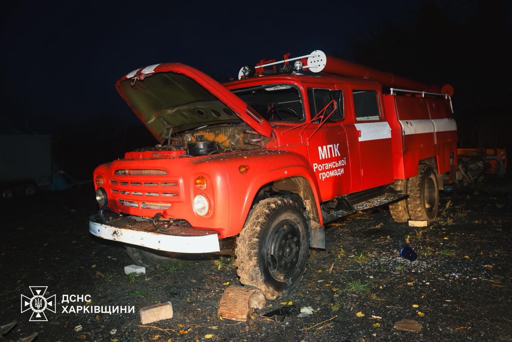 Поврежденная пожарная машина в результате ударов по Харьковской области
