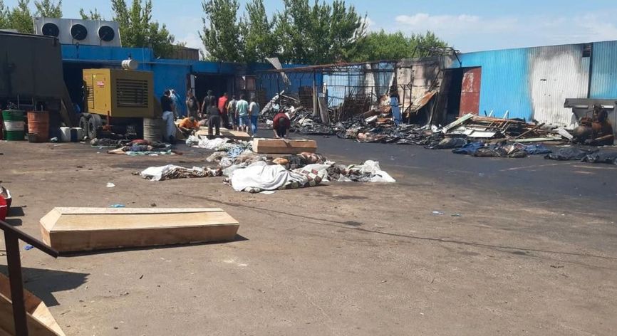Et provisorisk likhus i Mariupol