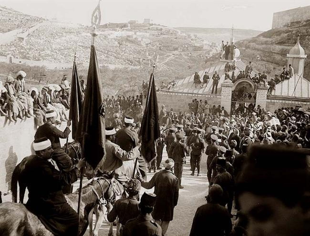 Первые антисионистские выступления в Палестине начались 27 февраля 1920 года после сообщения об утверждении «Декларации Бальфура» в качестве основания для создания «еврейского национального очага»