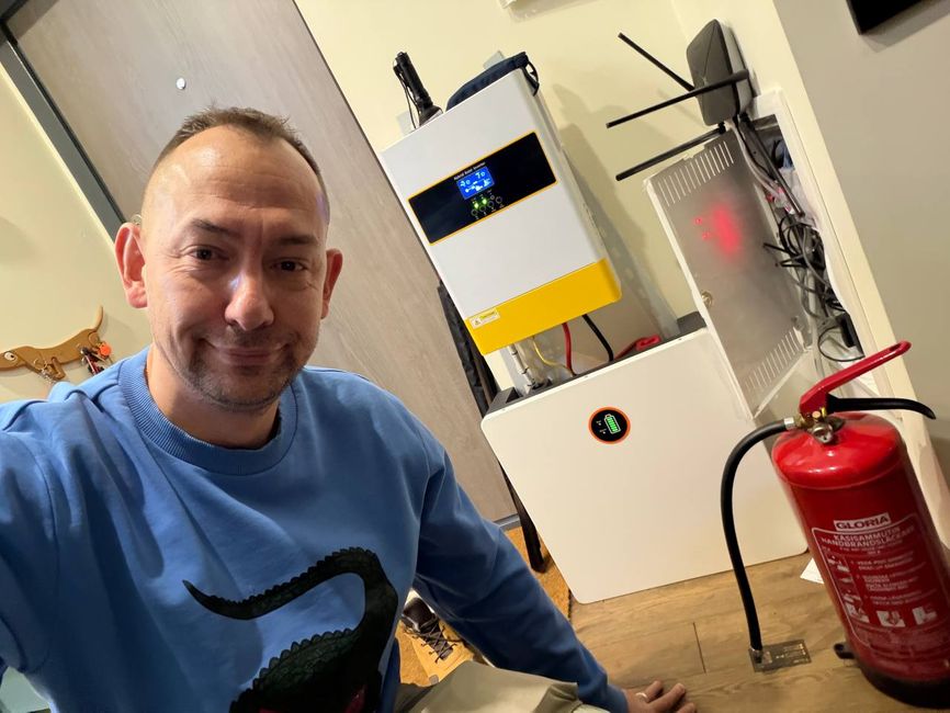Блогер Роман Цимбалюк с домашней аккумуляторной станцией, Святошинский район