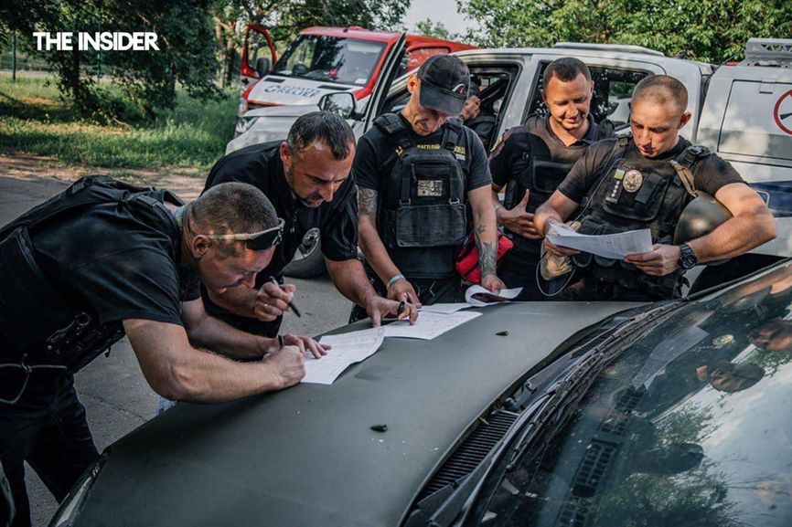 Evakueringsgruppe av barn fra den nye generasjonen som søker etter et hus der beboerne venter på henting, landsbyen Novoivanivka, Dnipropetrovsk-regionen