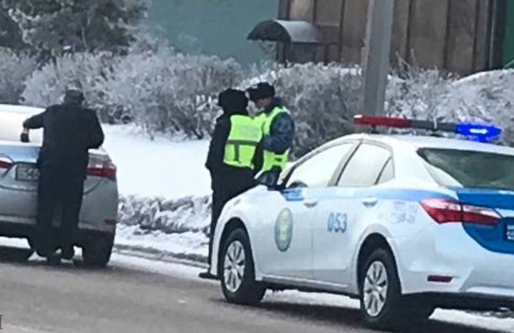 The police make the car owners remove the Z symbols from their cars  Source: Caravan portal