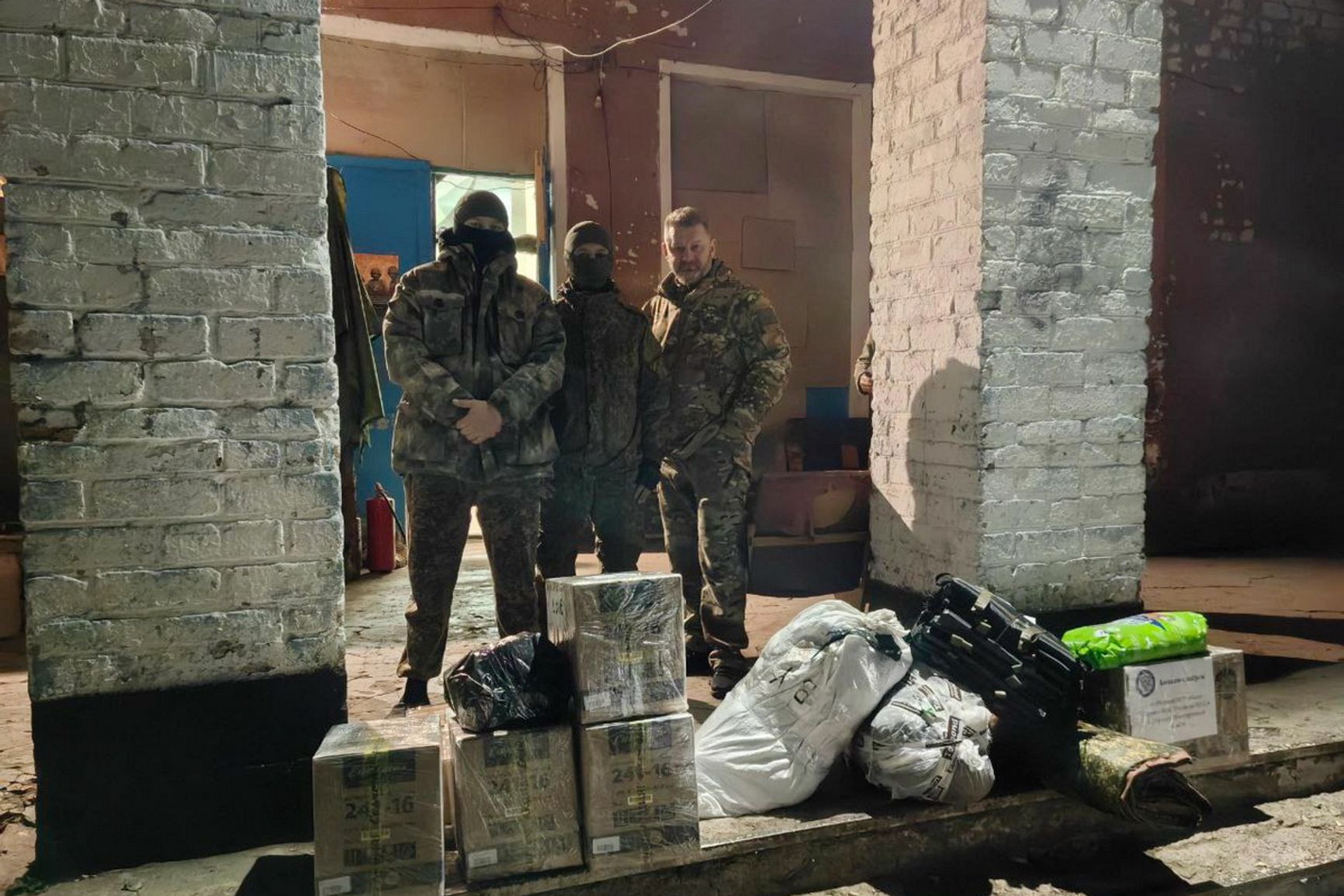 Военные и гуманитарный груз для них