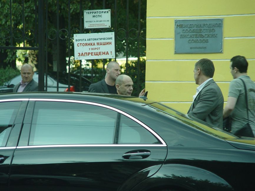 Сотрудники УСБ ФСБ охраняют Евгения Двоскина возле Дома писателей на Поварской улице в Москве