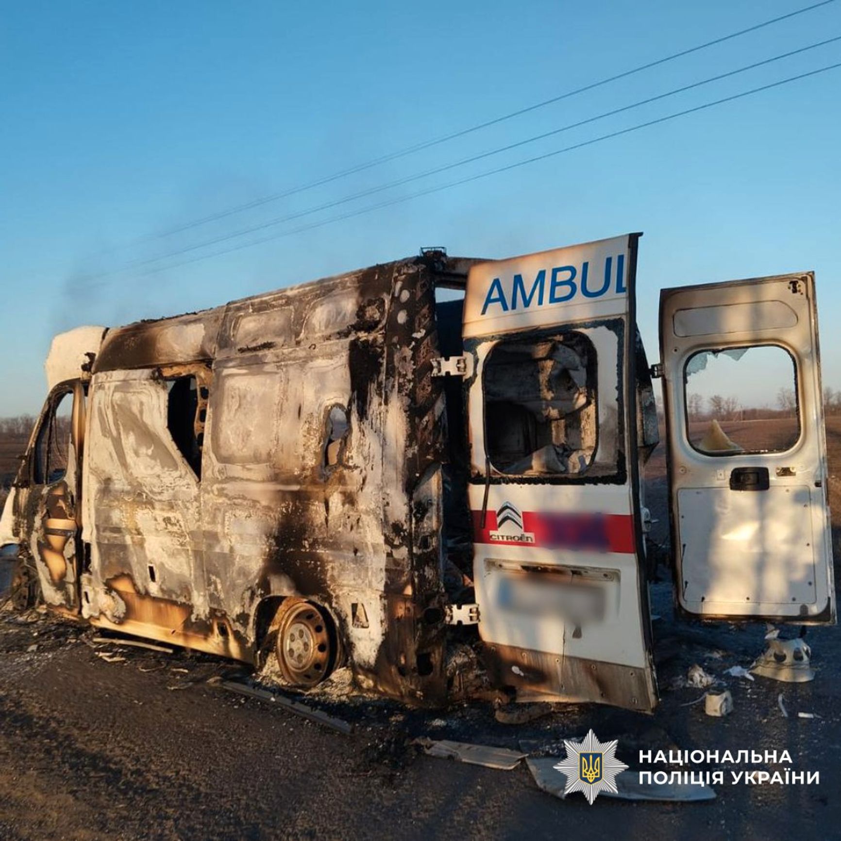 Последствия удара российского FPV-дрона по автомобилю скорой помощи в Харьковской области 15 марта 2026 года