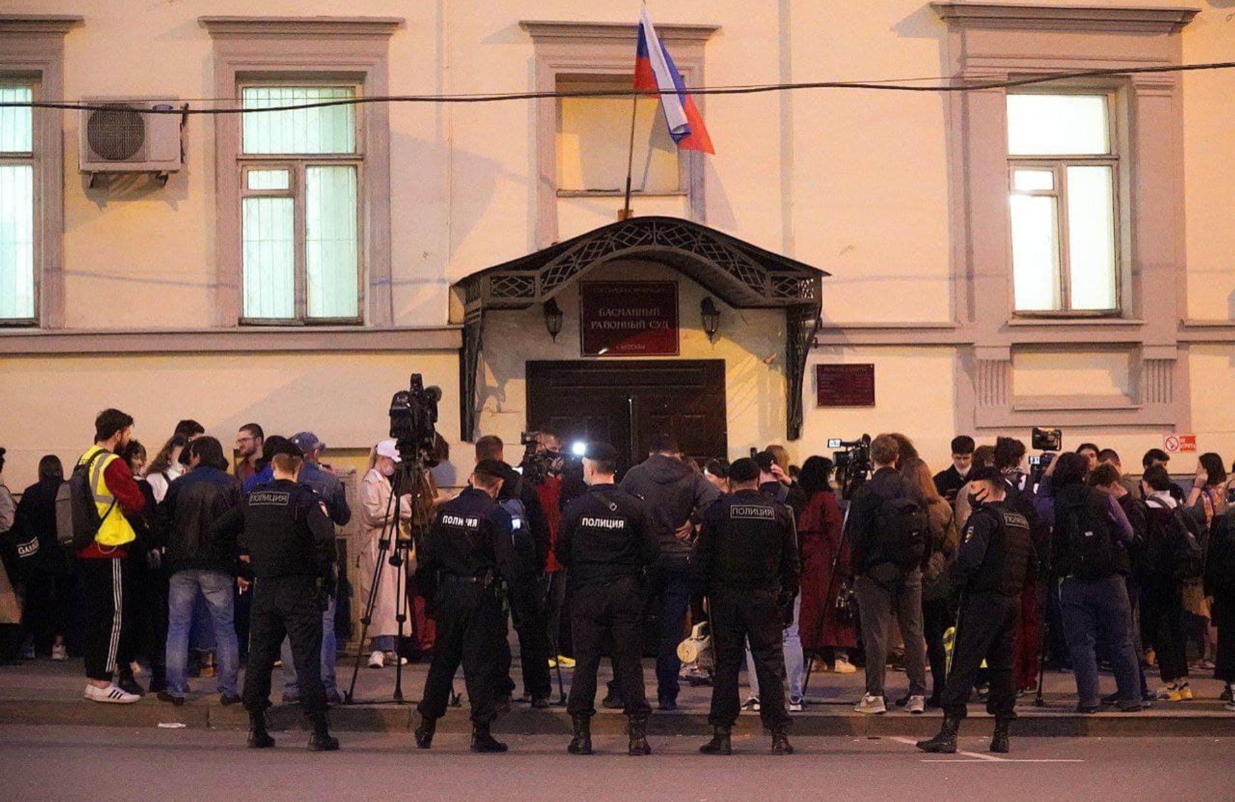 Сторонники встали в цепь солидарности у вечером суда