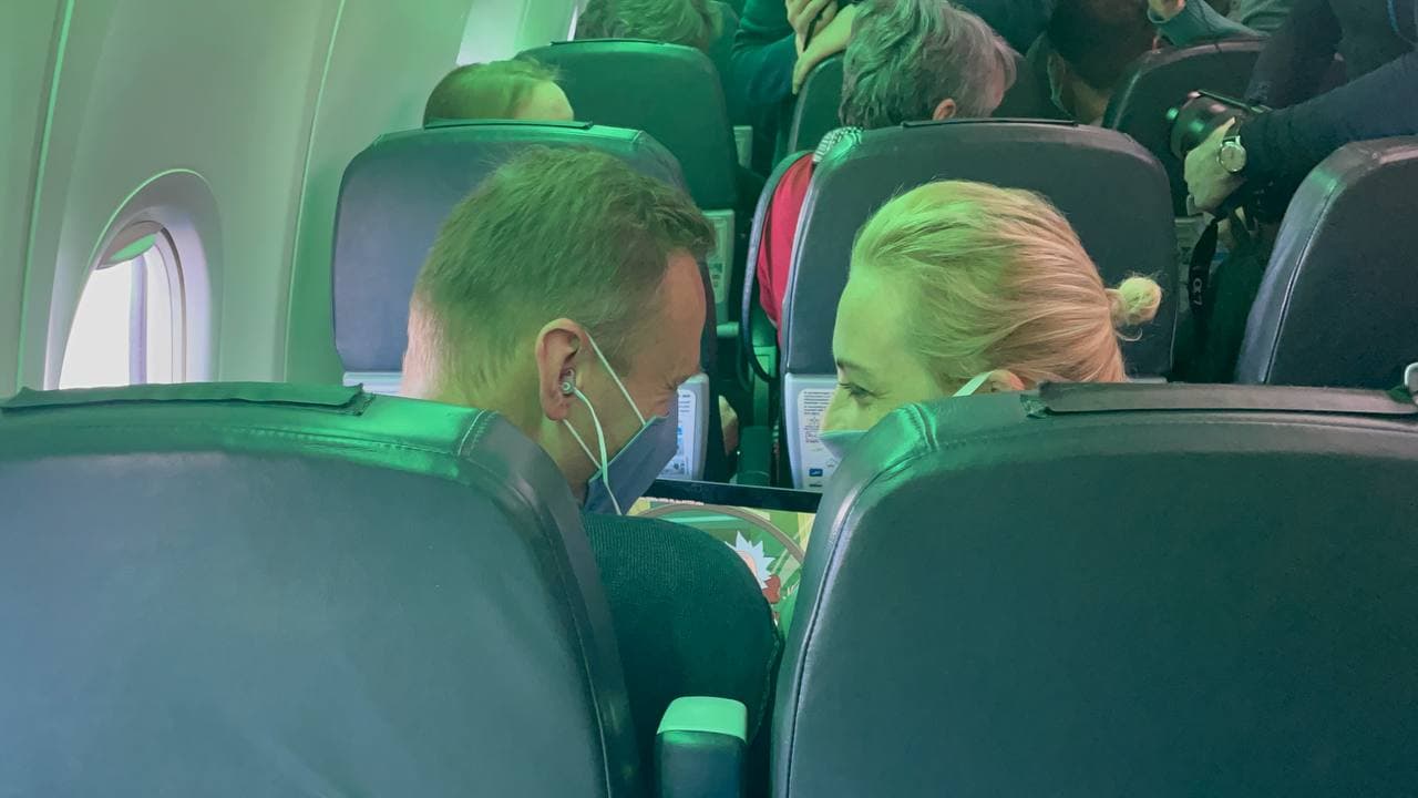 Во время полета Навальный с супругой смотрел мультик «Рик и Морти»