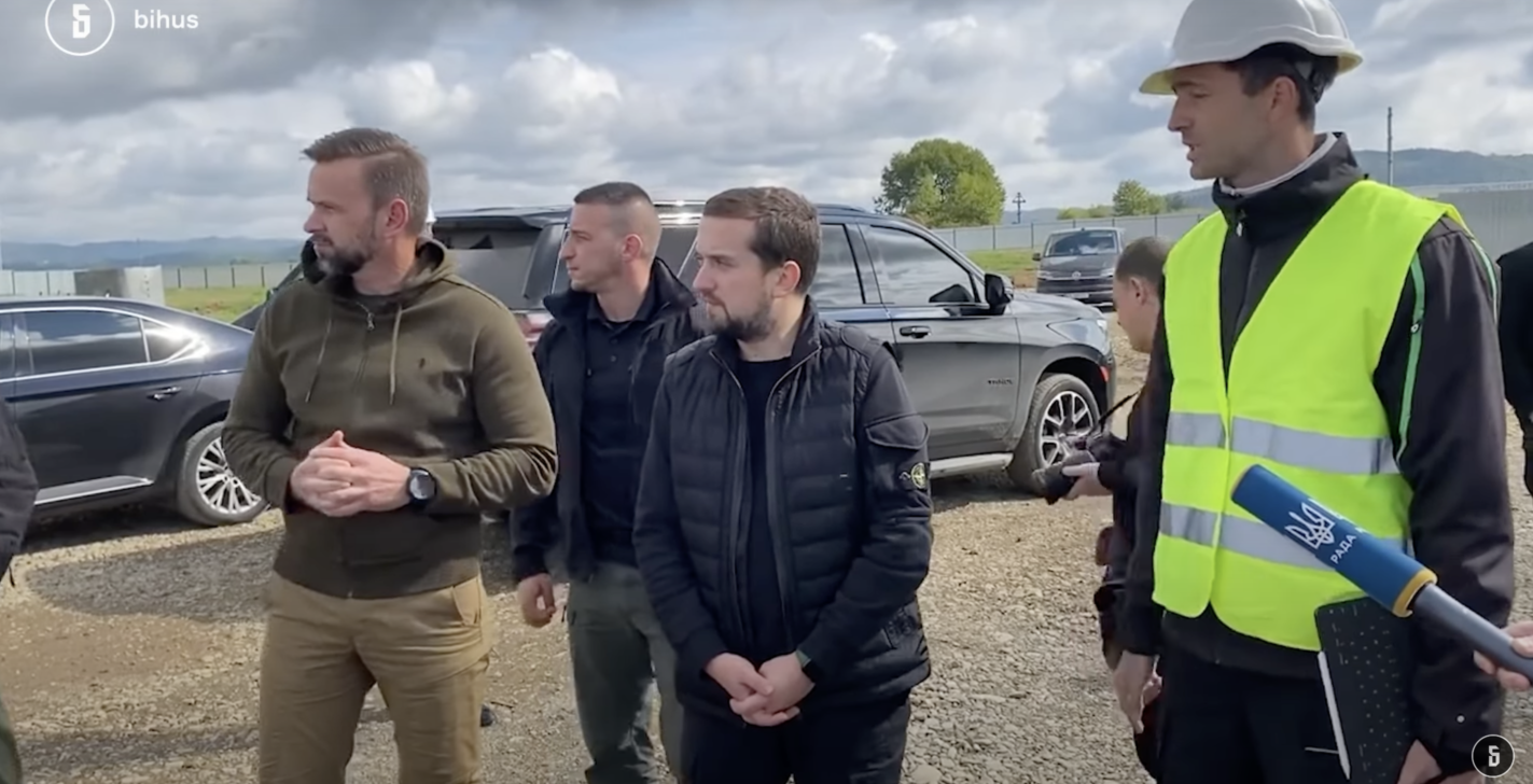 Кирилл Тимошенко регулярно ездит по Киеву в Chevrolet Tahoe (за его спиной). Таких автомобилей нет на балансе госорганов, однако ранее "General Motors" подарила Украине 50 автомобилей "Chevrolet Tahoe". Они предназначались для гуманитарной работы.