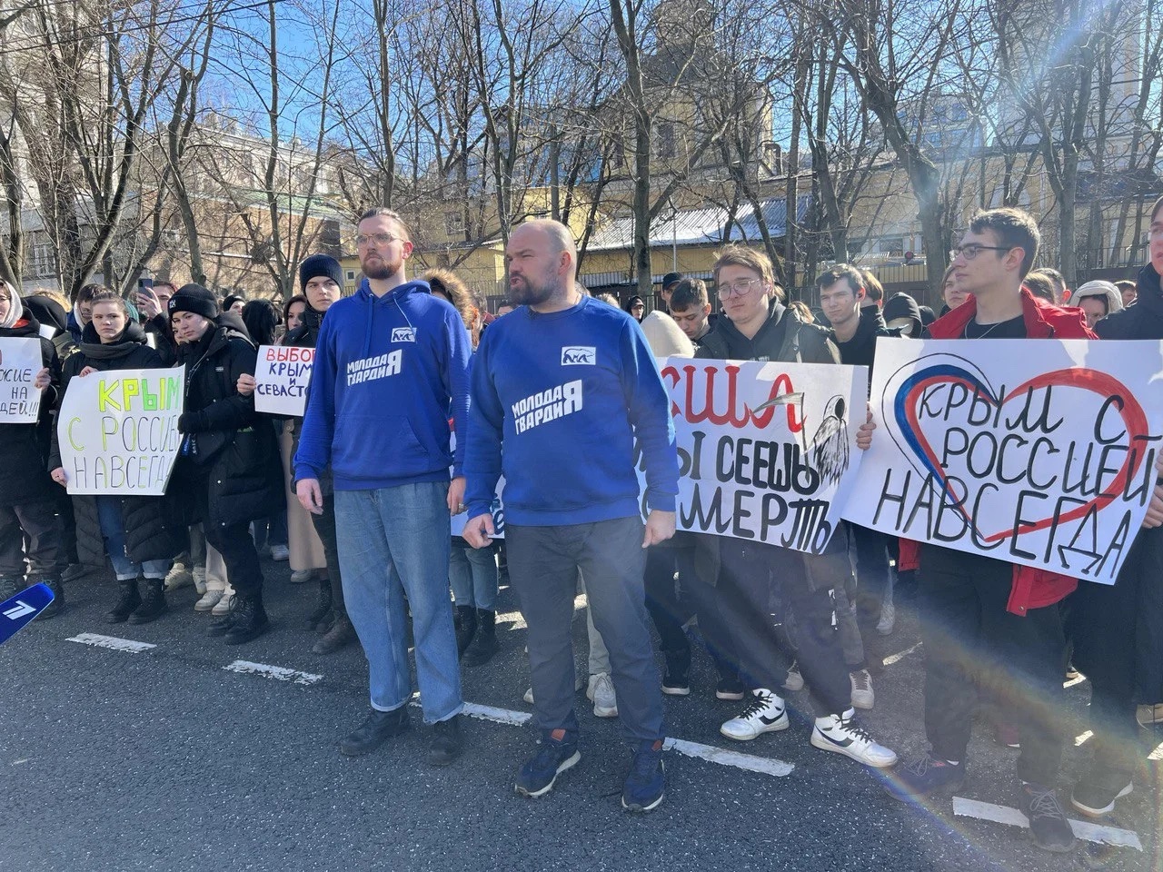 Руководитель МГЕР и «Волроты» Антон Демидов (справа) на акции МГЕР «Крым с Россией навсегда!» у посольства «недружественной страны», 18 марта 2023 года