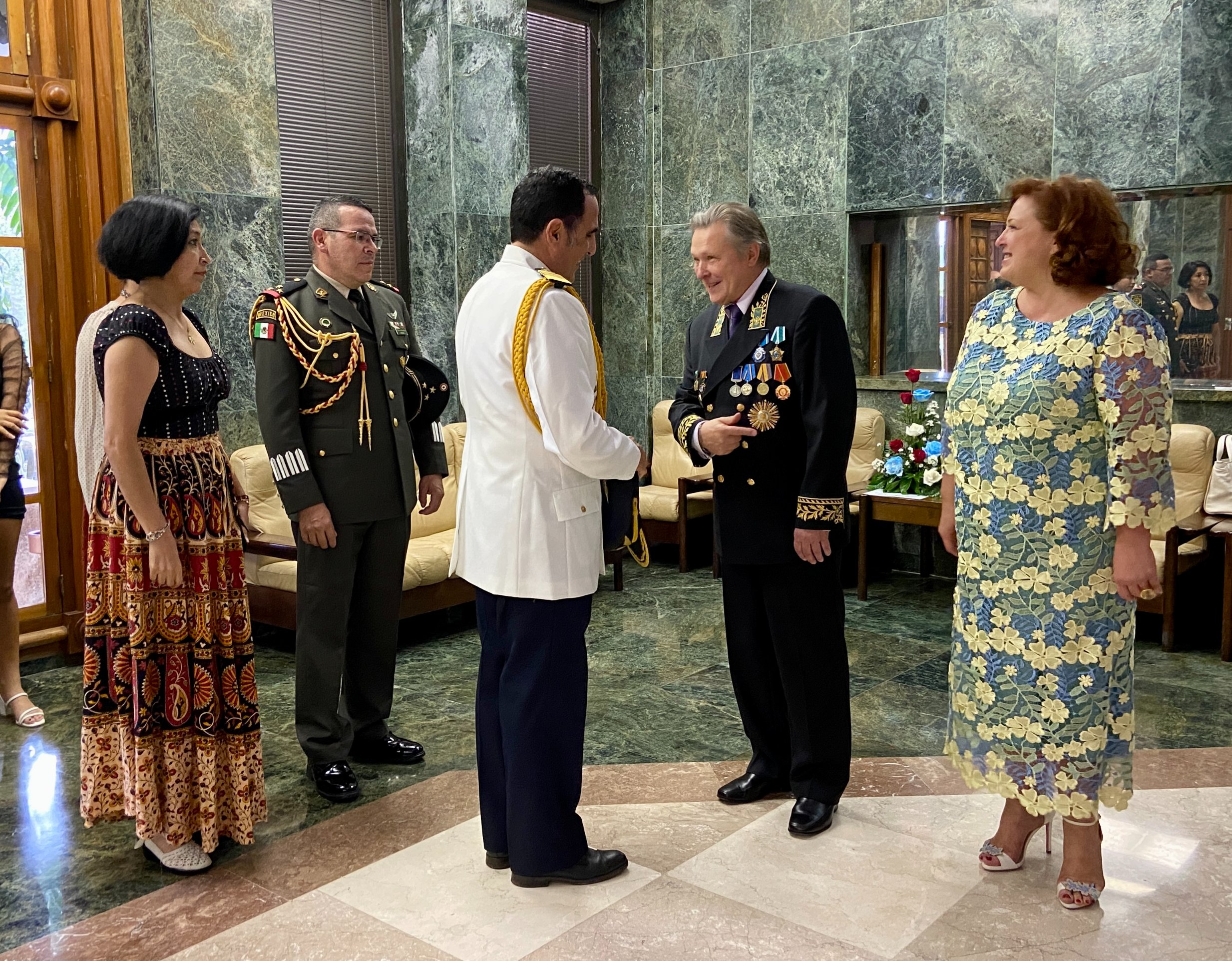 Посол Виктор Коронелли (в центре)